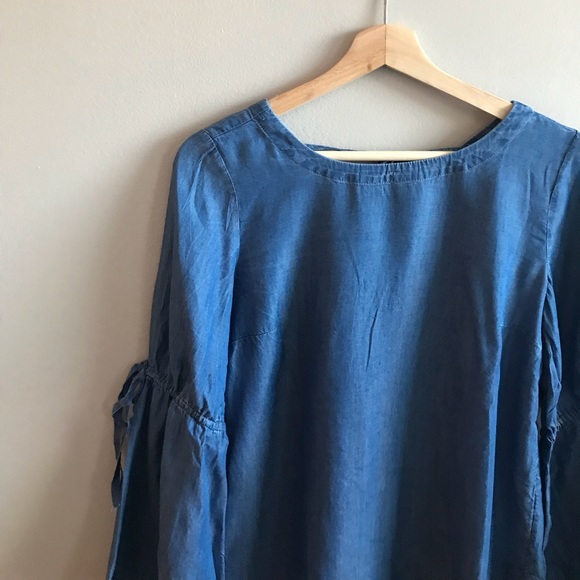 🎀NEW🎀LOFT Chambray Bell Sleeve Top - Picture 5 of 8
